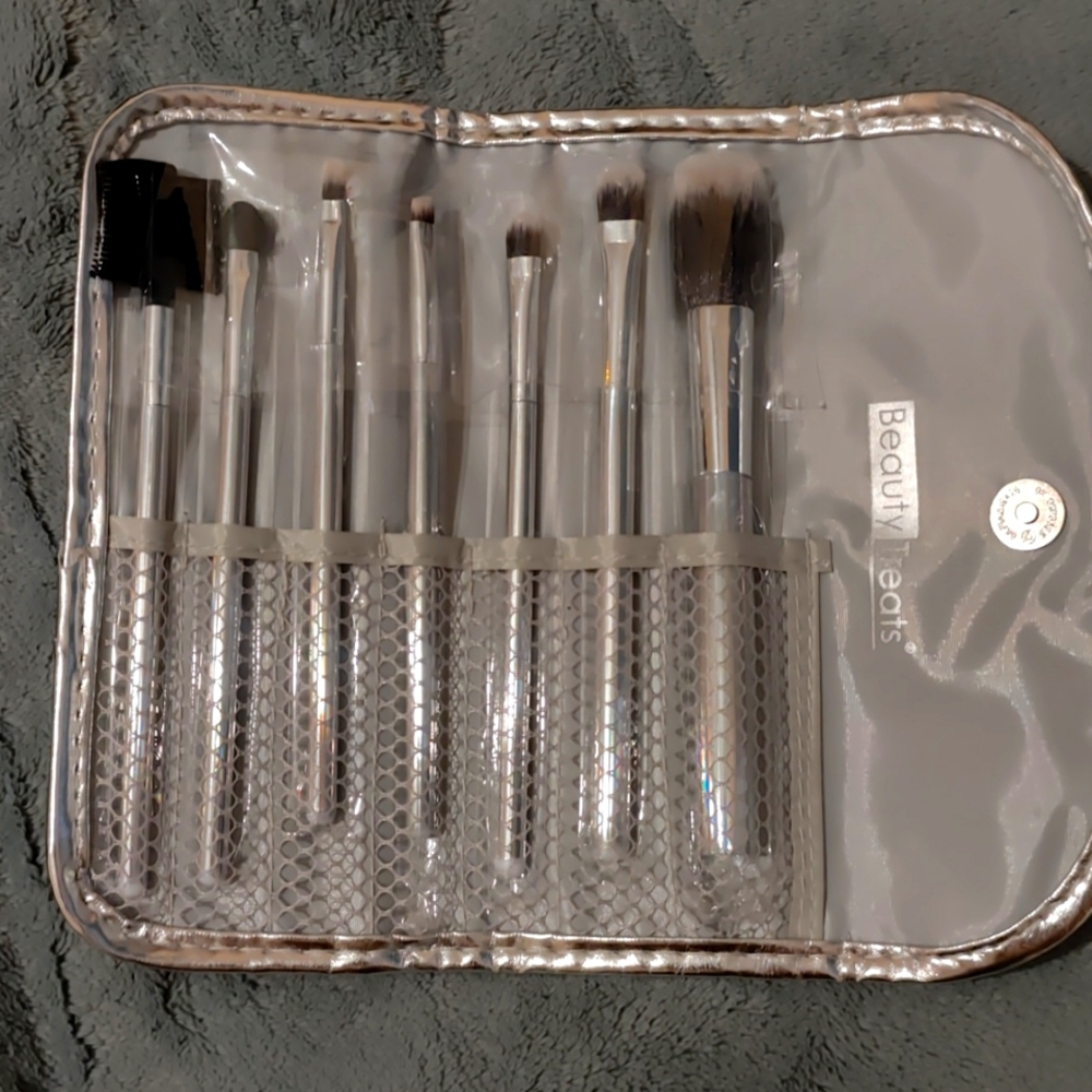 NWOT! Makeup brush set